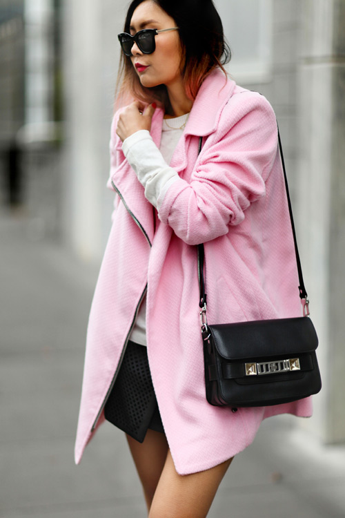 Áo khoác màu hồng giúp nàng trẻ ra chục tuổi 