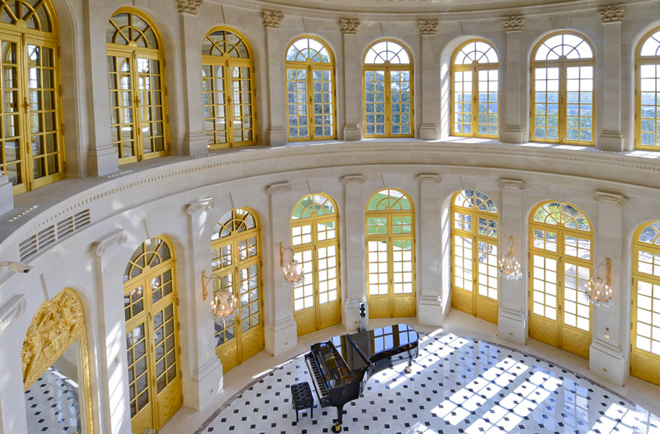 Ngắm nhìn biệt thự đắt nhất thế giới được dát 15000 lá vàng