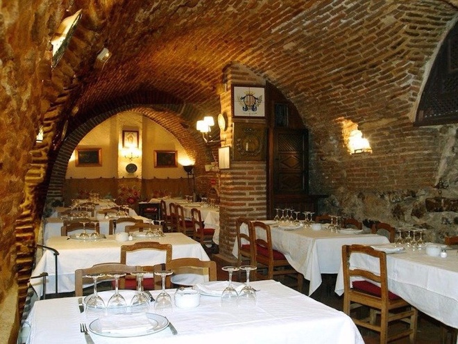 Nhà hàng lâu đời nhất thế giới với món lợn sữa quay