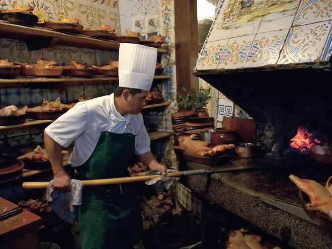 Nhà hàng lâu đời nhất thế giới với món lợn sữa quay