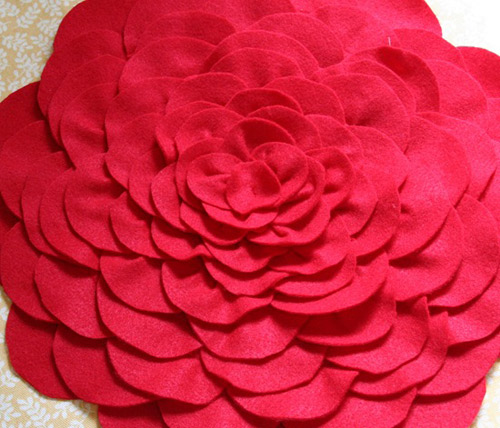 Cùng làm gối hoa hồng để trang trí phòng khách nhà bạn