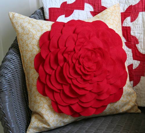 Cùng làm gối hoa hồng để trang trí phòng khách nhà bạn