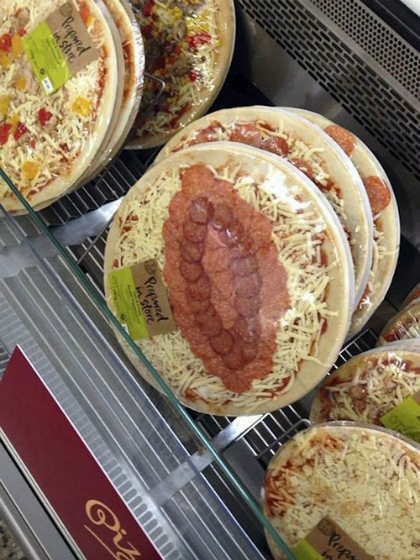 Những tranh cãi xoay quanh chiếc pizza hình bóng bầu dục