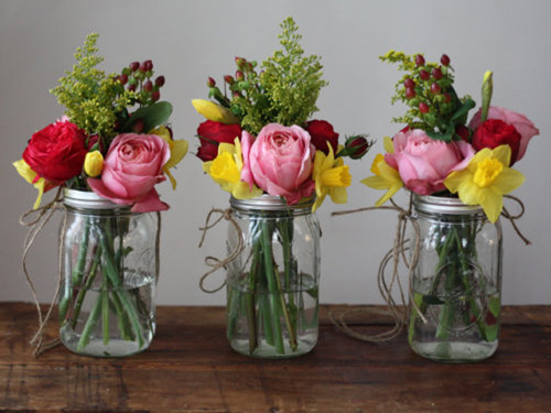 Trang trí phòng khách nhà bạn thêm xinh với những bình hoa tự làm