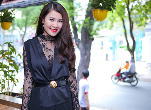 Quế vân với những bộ đồ xuyên thấu gây nhức mắt