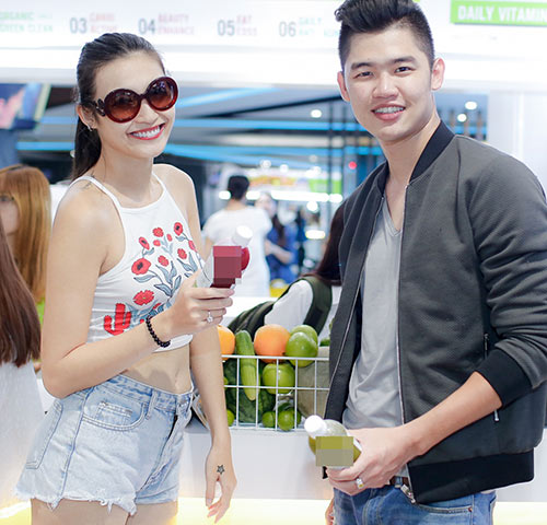 Võ hoàng yến diện sơ mi trẻ trung đi sự kiện