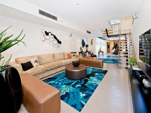 Hình ảnh căn nhà có bể bơi trong phòng khách