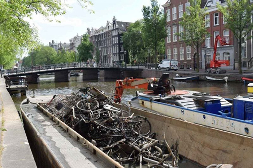 Nghề câu xe đạp dưới lòng kênh amsterdam