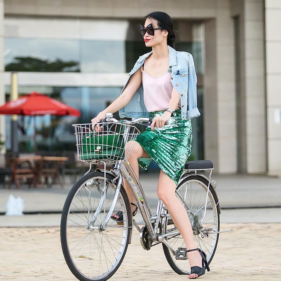 Quý cô chân dài yêu xe đạp hơn xế hộp