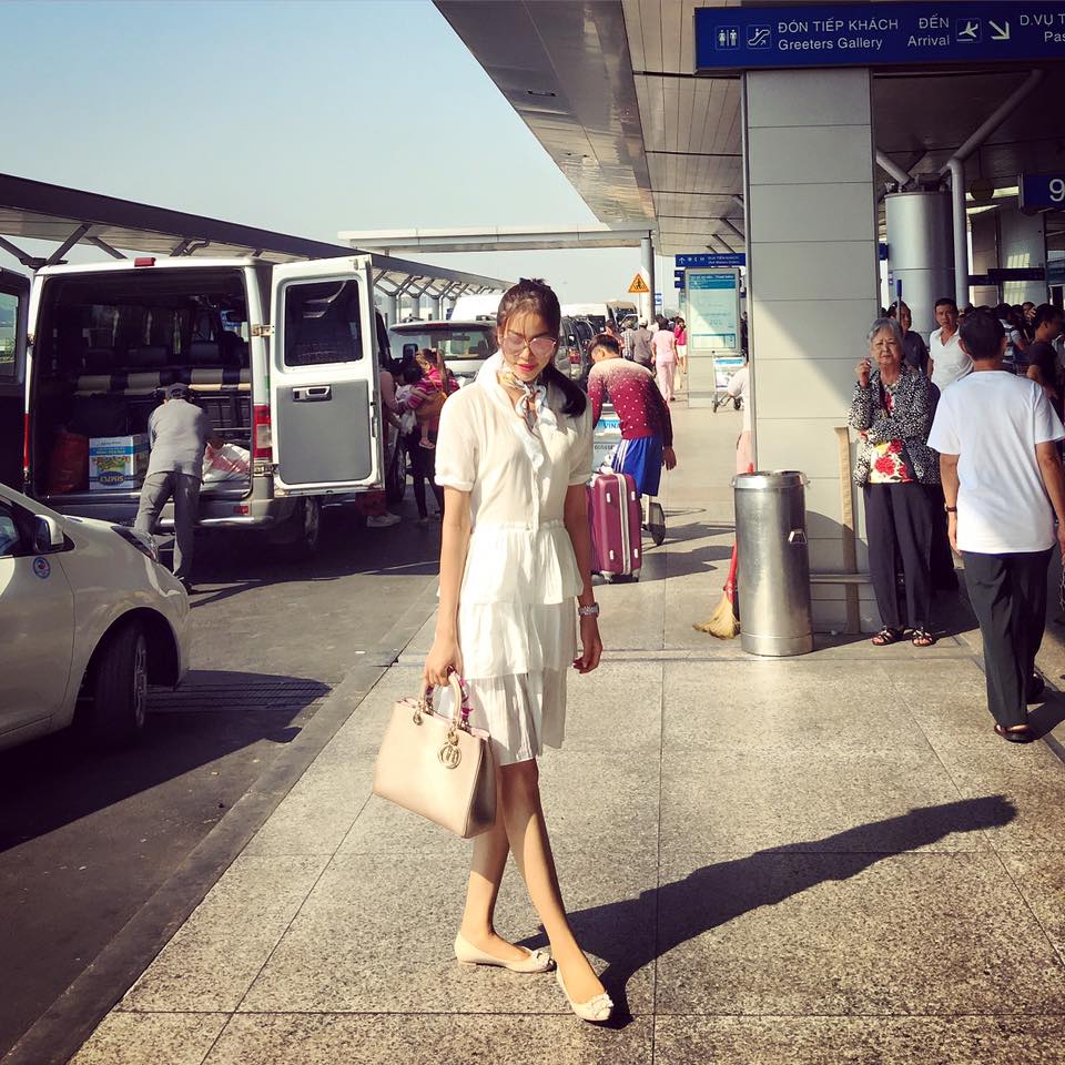 Ngắm thời trang sân bay điệu đà của hoa hậu á hậu việt