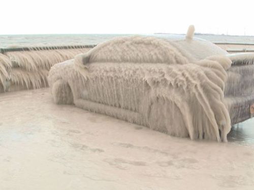 Ôtô đóng băng thành điểm thu hút du khách