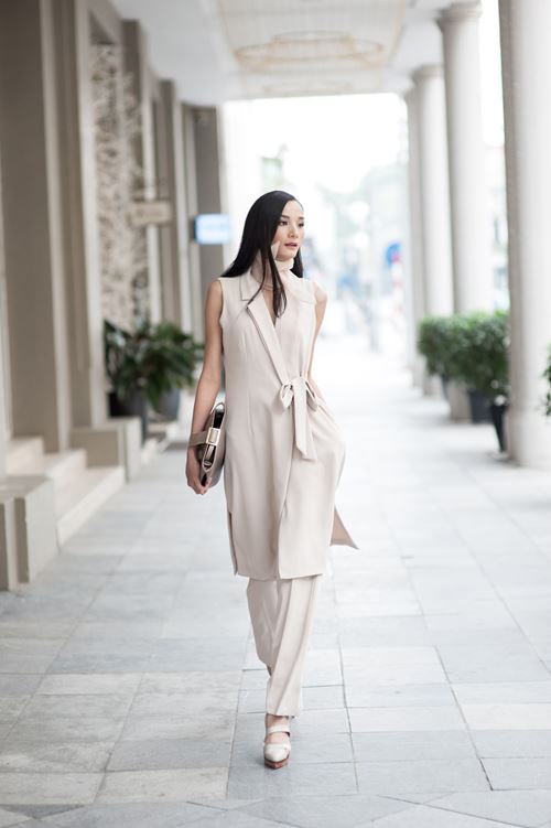Lê thúy rạng rỡ xuống phố ngày cuối năm