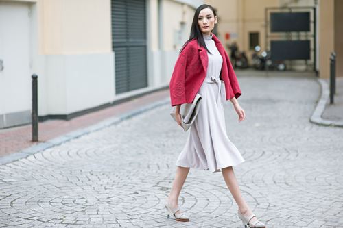 Lê thúy rạng rỡ xuống phố ngày cuối năm