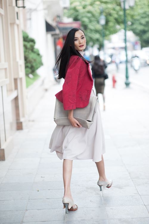 Lê thúy rạng rỡ xuống phố ngày cuối năm