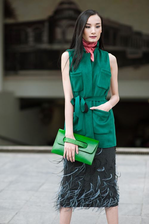 Lê thúy rạng rỡ xuống phố ngày cuối năm
