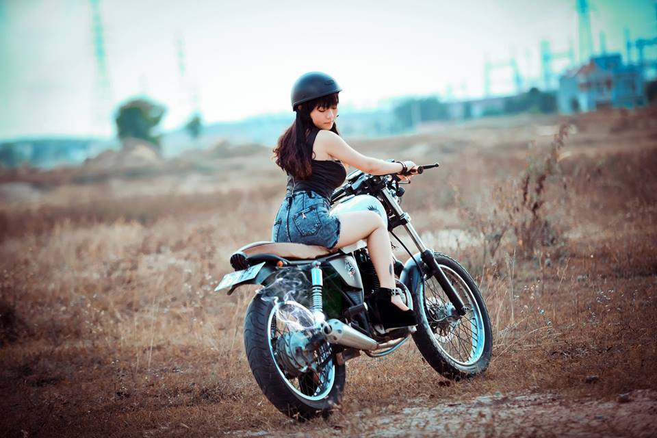 Ngắm bạn gái biker tạo dáng sexy cùng chiếc cafe racer