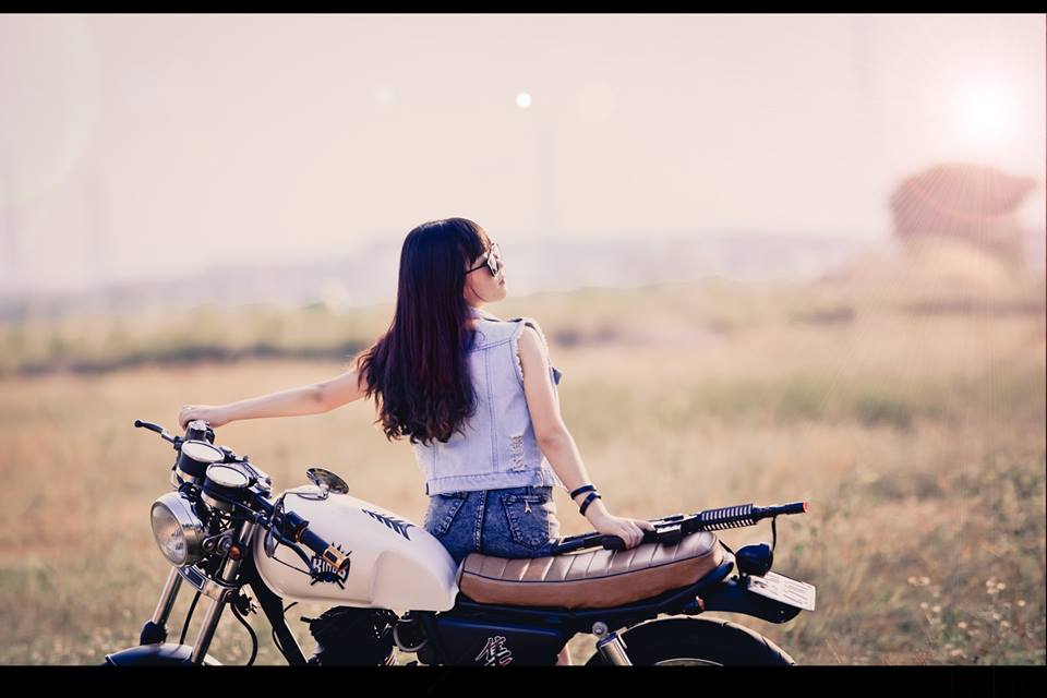 Ngắm bạn gái biker tạo dáng sexy cùng chiếc cafe racer