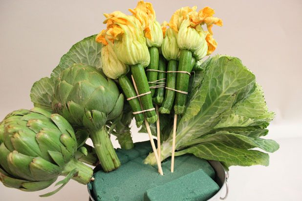 Cách cắm bình hoa từ bắp cải đậu đũa đơn giản mà độc đáo