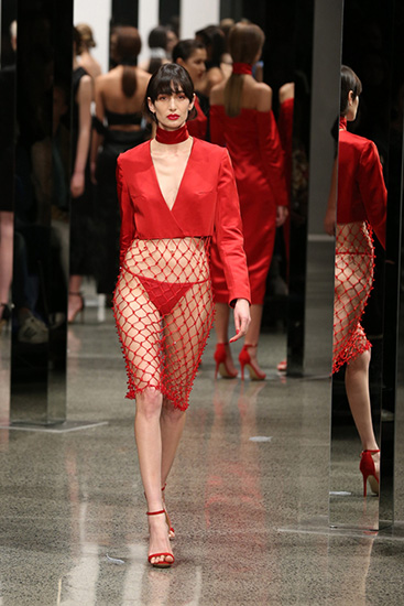 Váy lưới hở ngực gây sốc của nhà thiết kế new zealand