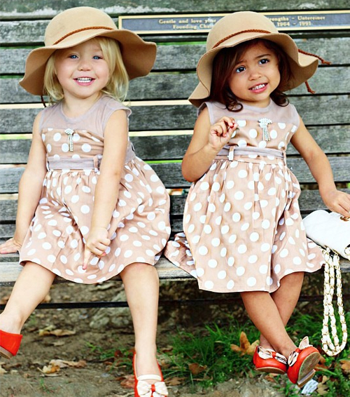 Hai bé gái được mẹ cho mặc đồ đôi sành điệu