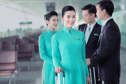 Nữ tiếp viên hàng không xinh như hoa với đồng phục mới