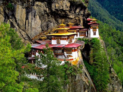 hang hổ nằm cheo leo trên vách núi ở bhutan