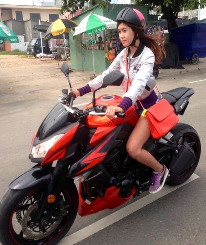 Nữ biker 9x đam mê lái kawasaki z1000