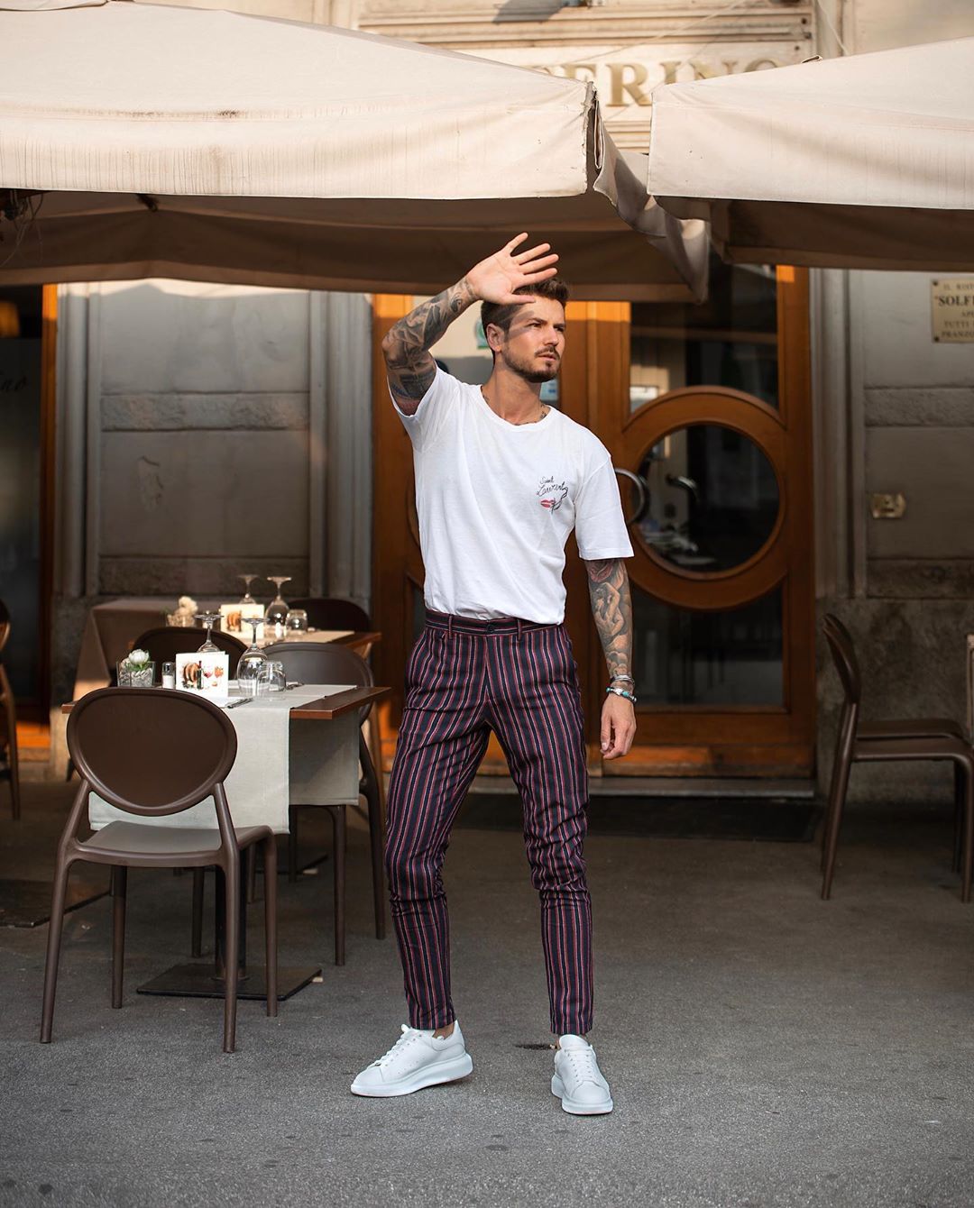 Cảm hứng phối quần trouser đơn giản với áo thun phong cách