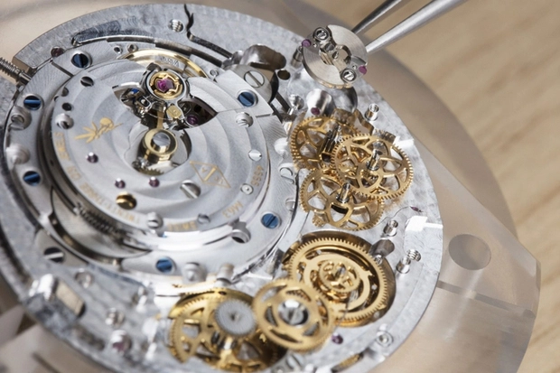 Đồng hồ độc lạ phải đếm hoa để xem giờ có giá 7 tỷ