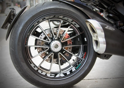 Ducati diavel lên full carbon của biker việt