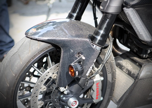 Ducati diavel lên full carbon của biker việt