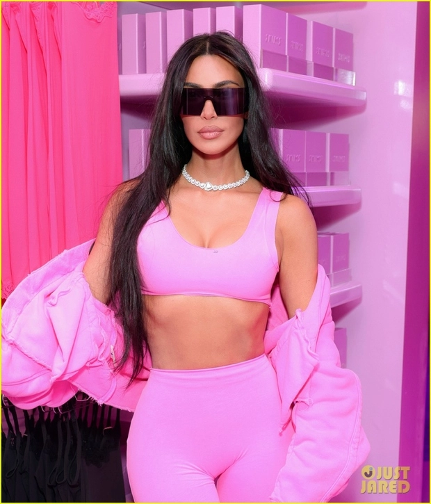 Kim kardashian nóng bỏng với sắc hồng