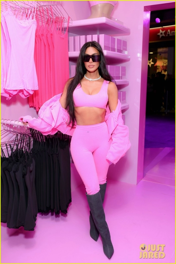 Kim kardashian nóng bỏng với sắc hồng