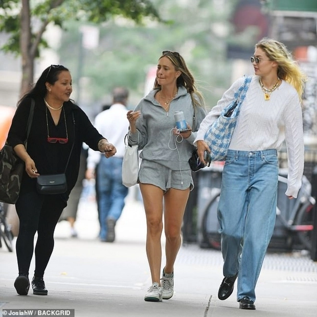 Gigi hadid xuất hiện giản dị trên đường phố new york
