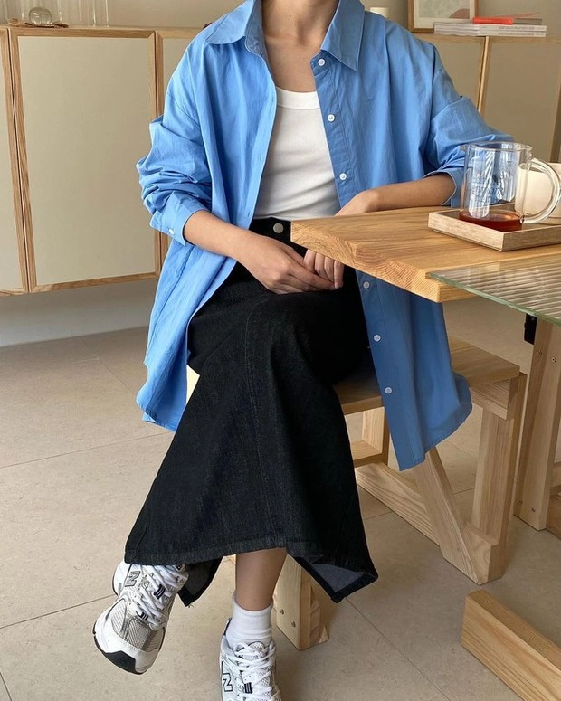 Jisoo khiến dân tình mê mẩn kiểu áo sơ mi xanh dáng rộng