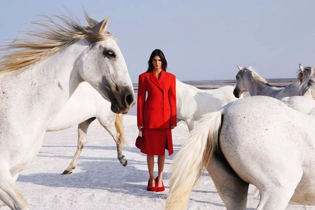 Nữ người mẫu kendall jenner khỏa thân trên lưng ngựa