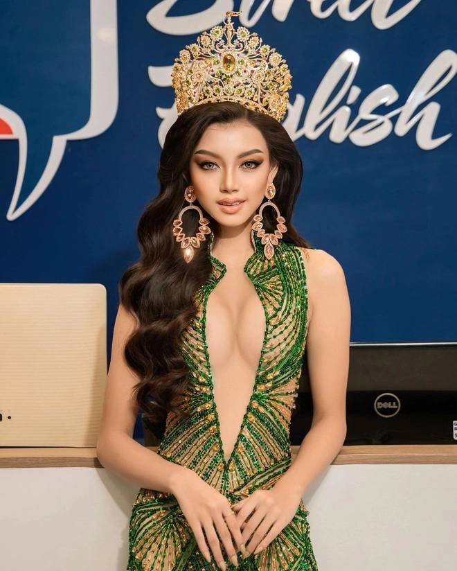 Bộ váy táo bạo của hoa hậu hòa bình myanmar 2024