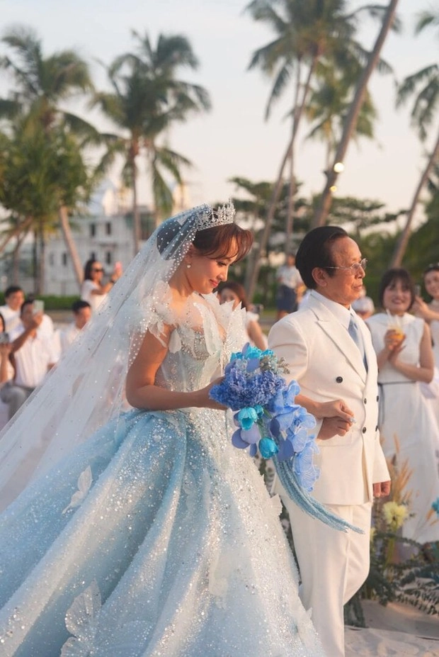 Chiếc váy cưới pha lê lộng lẫy của cô dâu vân hugo