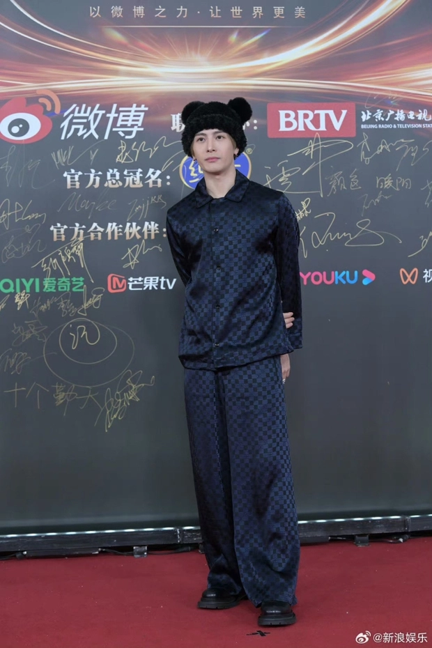 Dương mịch lưu thi thi cổ lực na trát tại siêu thảm đỏ đêm hội weibo