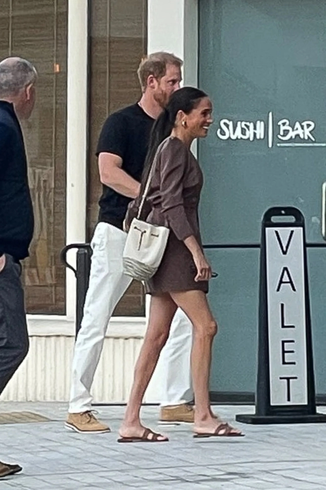 Phối đồ đẹp với sandal như meghan markle