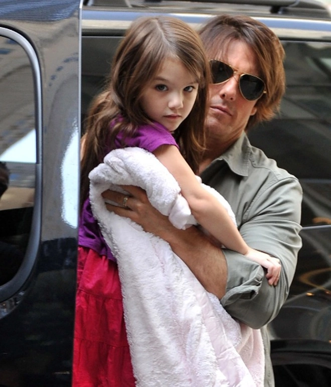 Suri cruise bỏ họ của cha ruột tom cruise 