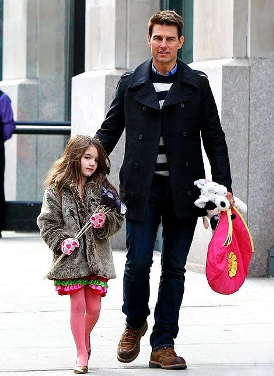 Suri cruise bỏ họ của cha ruột tom cruise 