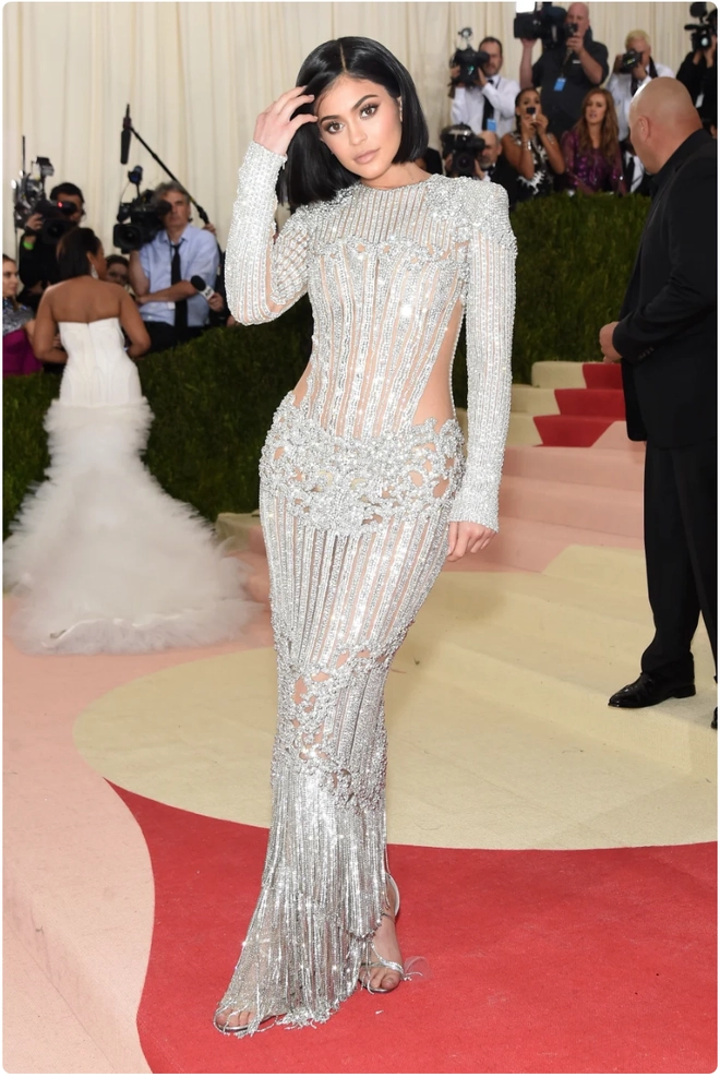 Thời trang của hội chị em kardashian - jenner qua từng năm tại met gala