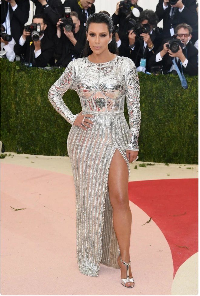 Thời trang của hội chị em kardashian - jenner qua từng năm tại met gala