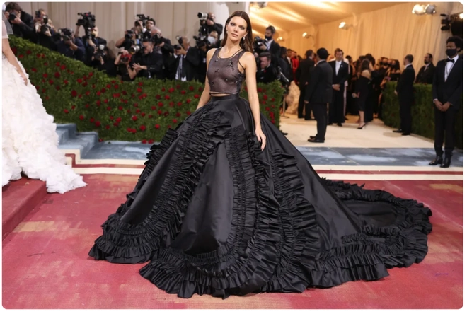 Thời trang của hội chị em kardashian - jenner qua từng năm tại met gala