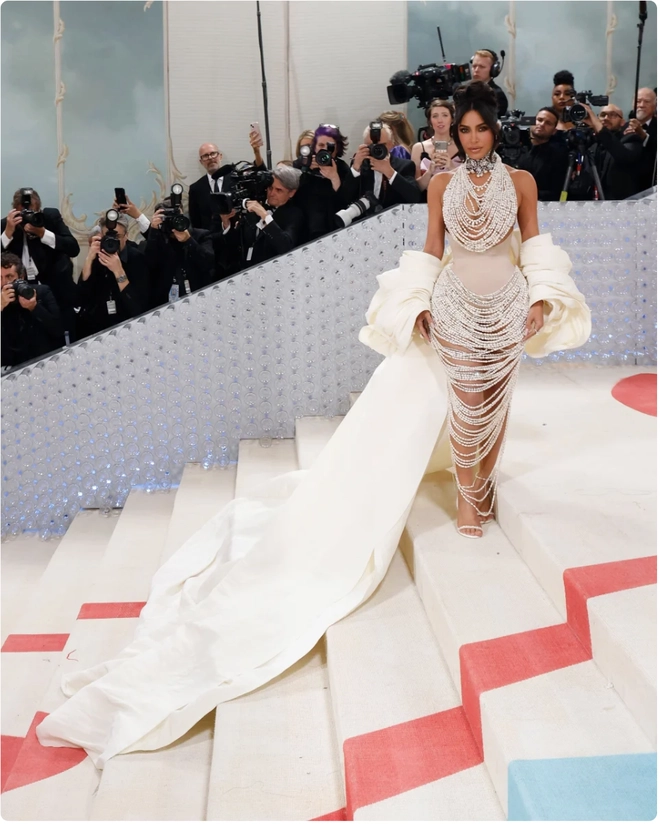 Thời trang của hội chị em kardashian - jenner qua từng năm tại met gala