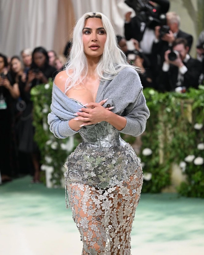 Vòng eo khó tin của kim kardashian khi tới dự met gala