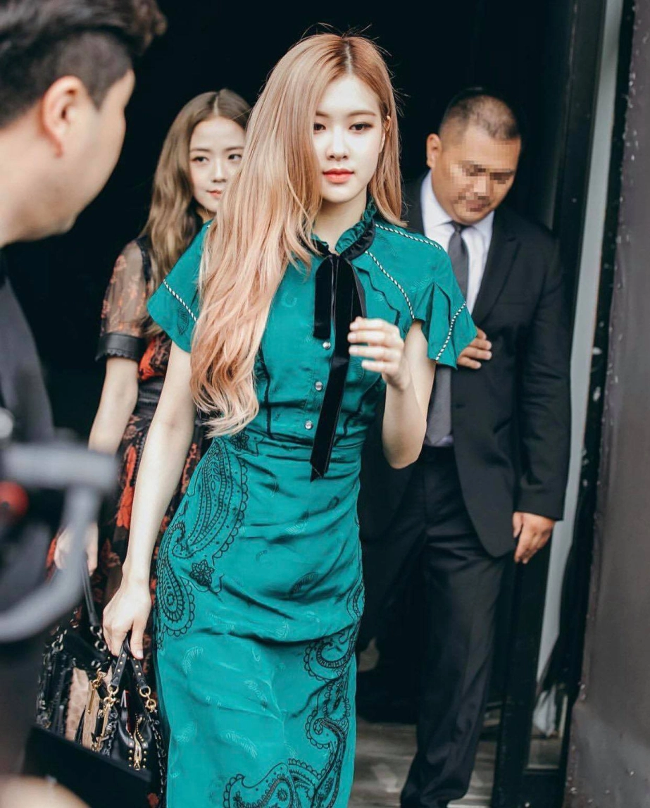 Jisoo rosé cũng có lúc bị lấn át ở show thời trang