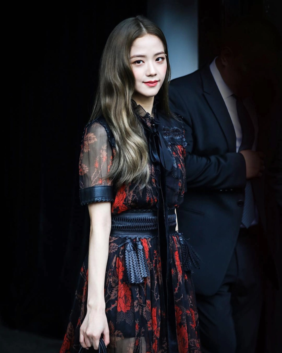 Jisoo rosé cũng có lúc bị lấn át ở show thời trang