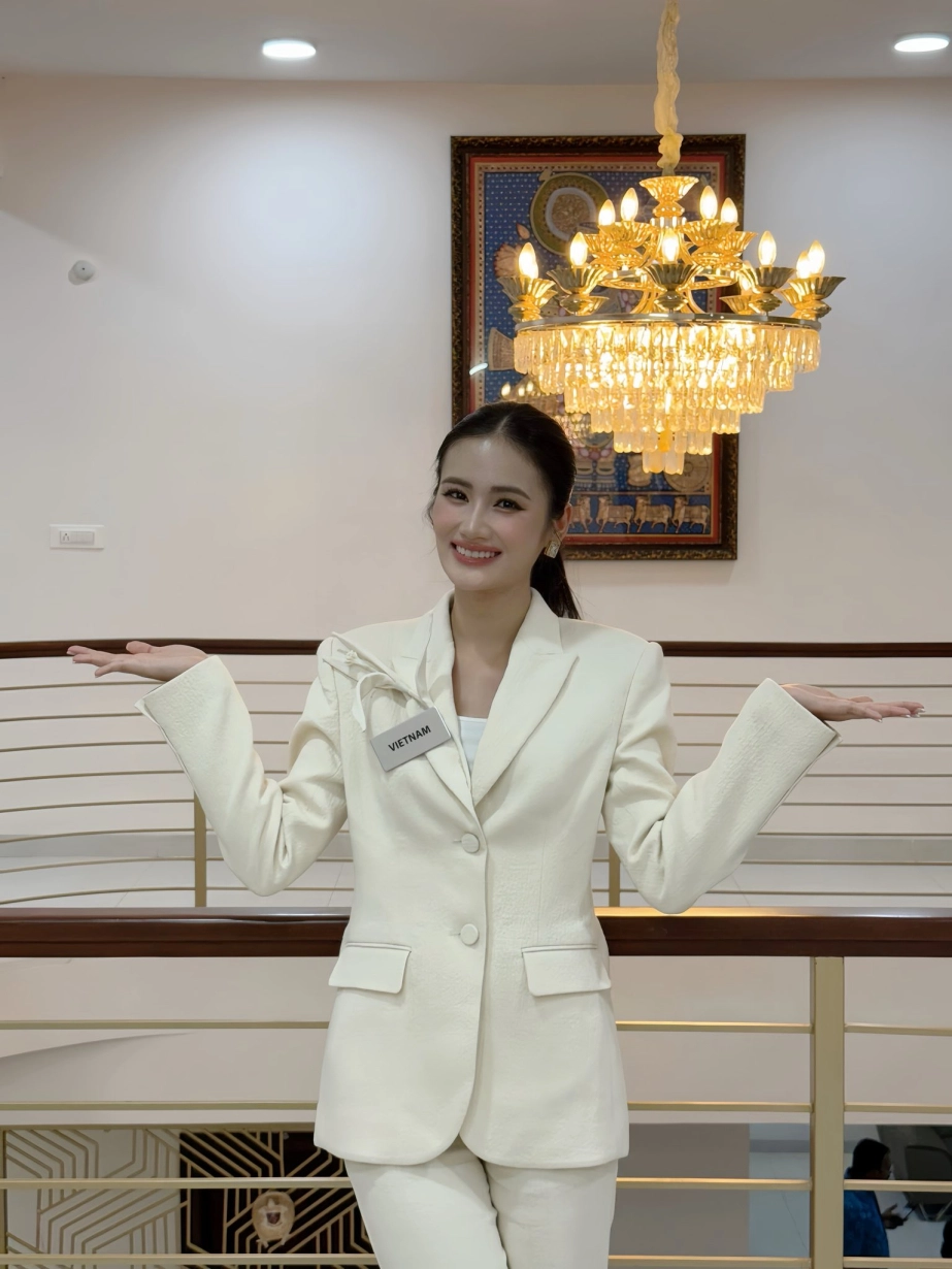 Hoa hậu ý nhi xin vía hoa hậu thanh thủy